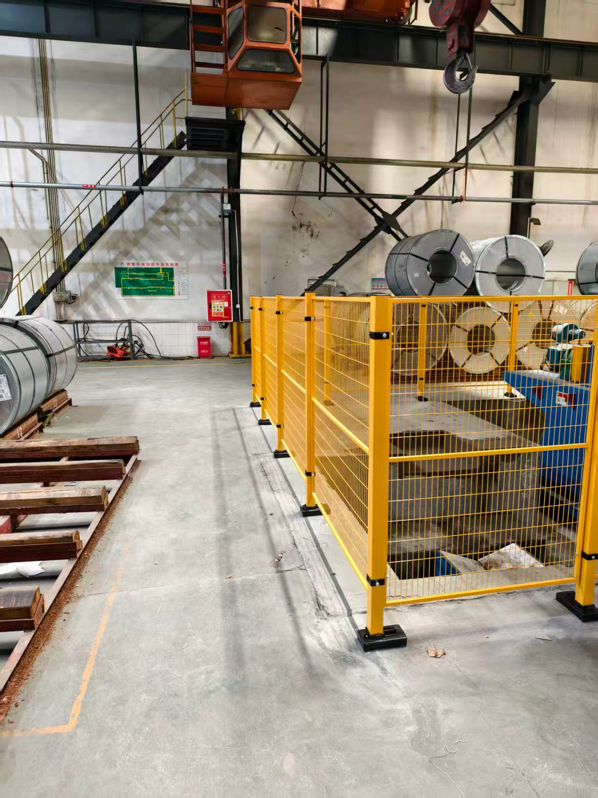 LY-MP-01 standard installation reference - yellow mesh with yellow posts