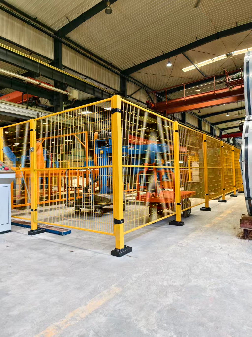 LY-MP-01 standard installation reference - yellow mesh with yellow posts around production equipment